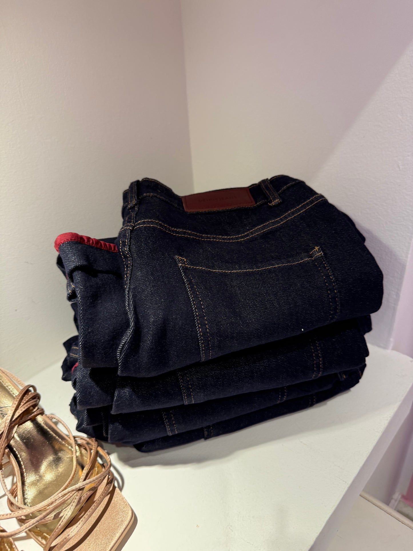 Jeans con dettaglio svolta rossa