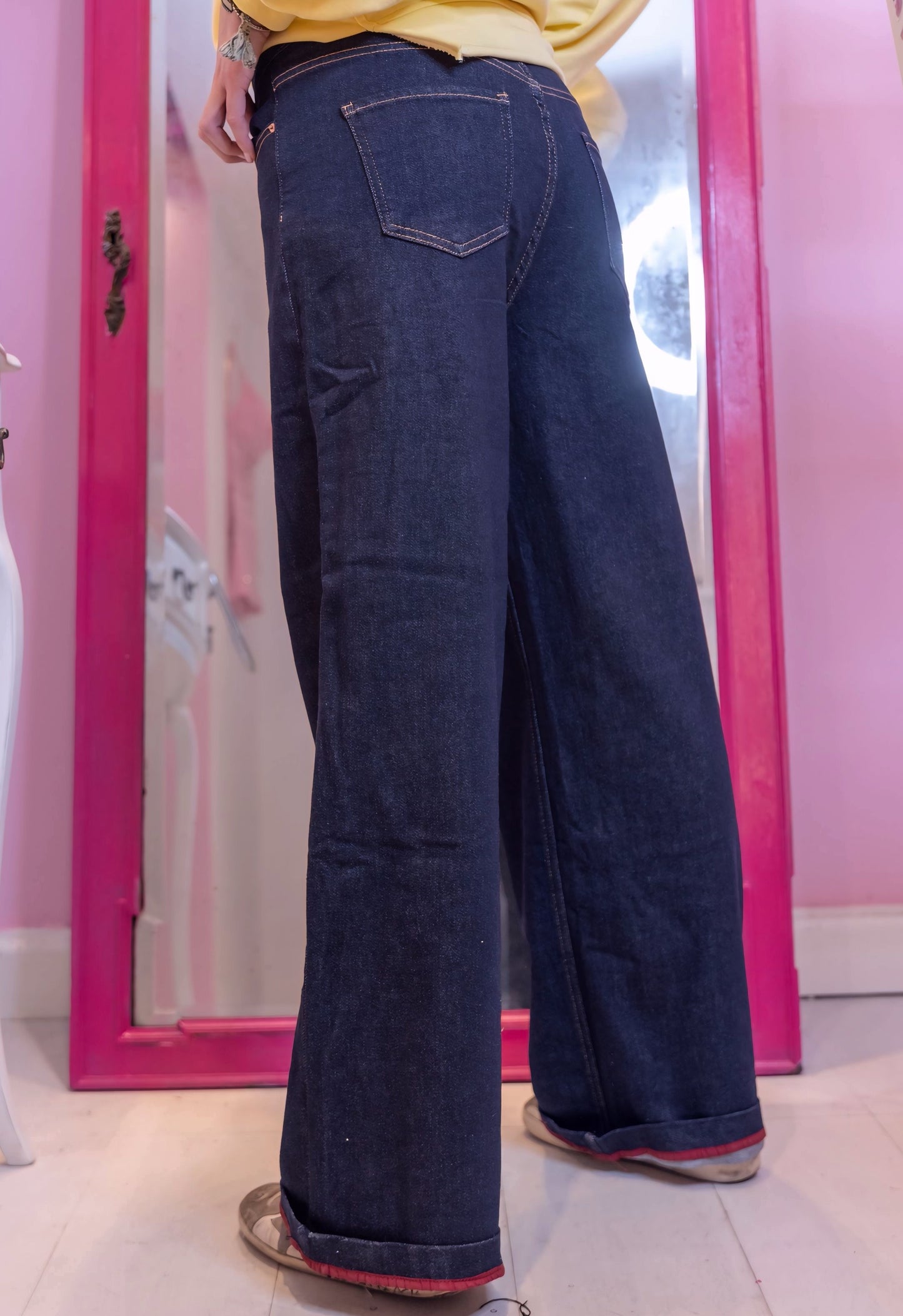 Jeans con dettaglio svolta rossa