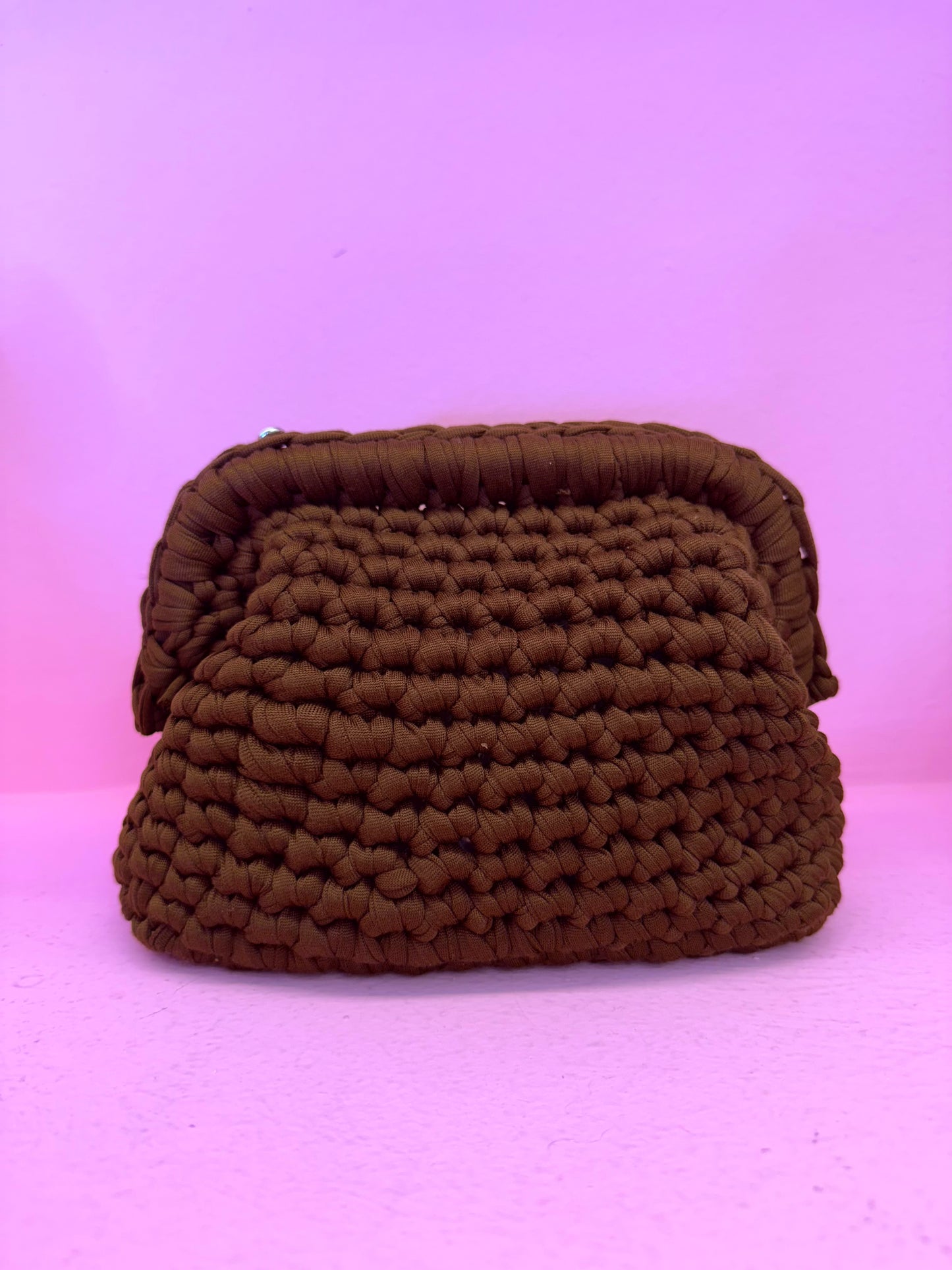 Borsa uncinetto clutch marrone
