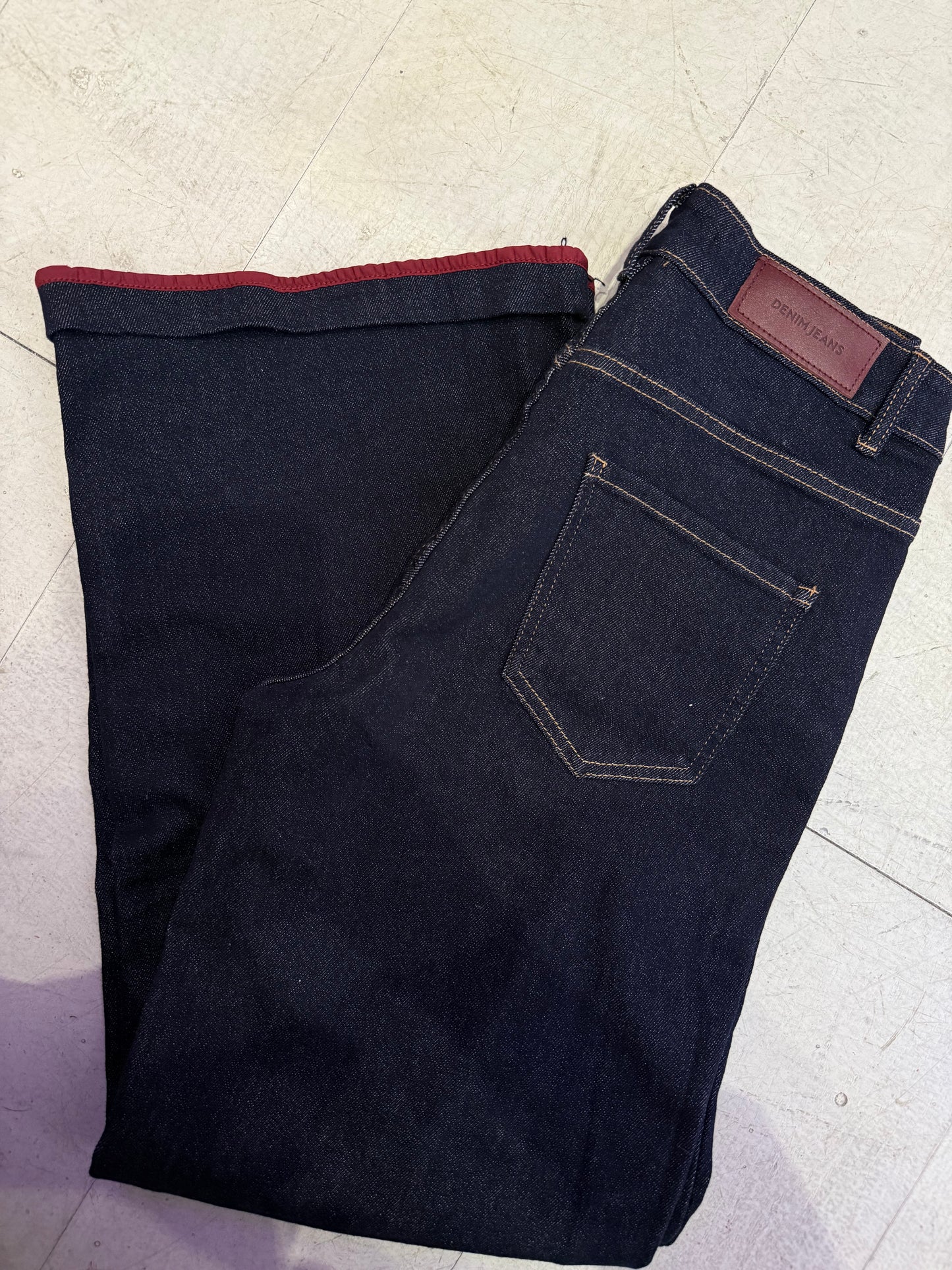 Jeans con dettaglio svolta rossa