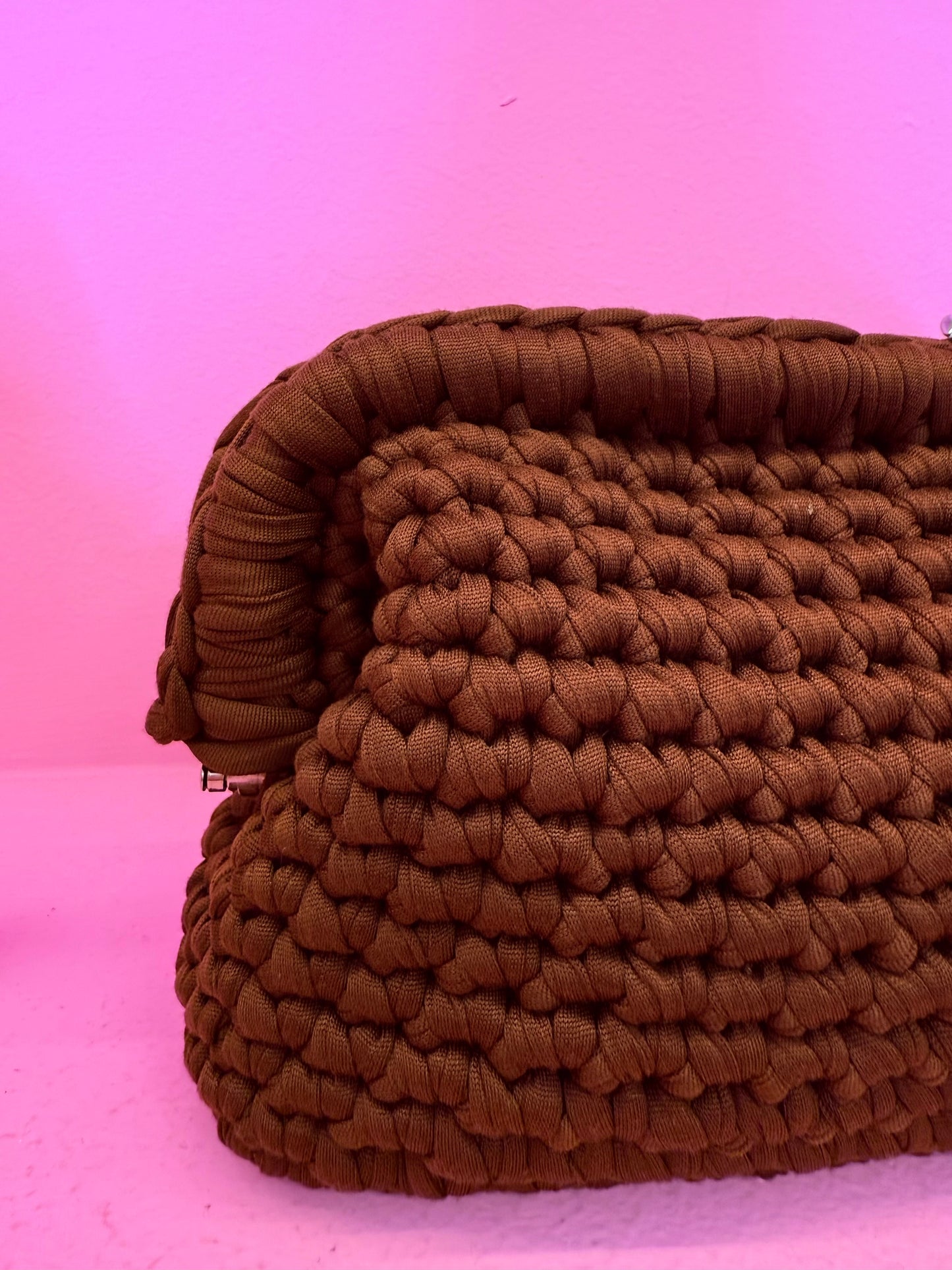 Borsa uncinetto clutch marrone